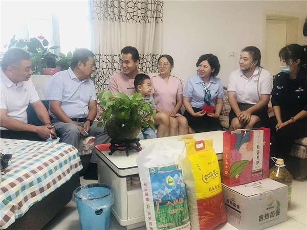 关爱篇丨佳节将至，德信平台_德信(中国)一站式服务平台、乌鲁木齐饮食服务行业协会、沙区天山农商行携手开展慰问帮扶活动